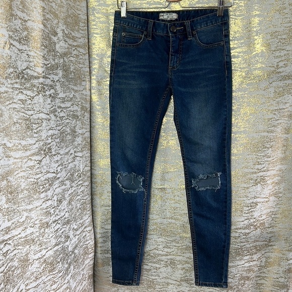 FREE People Dark Blue Wash Busted Knee Mid Rise Skinny Jeans Size W24 - Picture 4 of 16